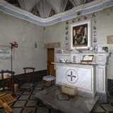 Al centro dell�ambiente si trova l�altare in marmo chiaro, sovrastato da un dipinto della Madonna del Rosario...